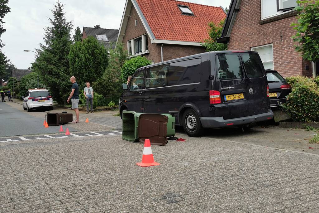 Bestelbus rolt achteruit en zorgt voor flinke schade