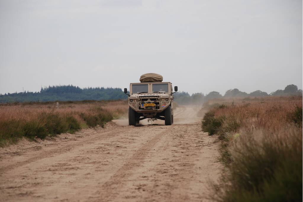 Defensie oefent met parachutisten op Ginkelse Heide