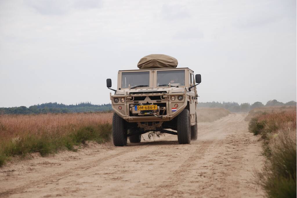 Defensie oefent met parachutisten op Ginkelse Heide