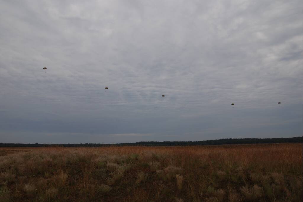 Defensie oefent met parachutisten op Ginkelse Heide