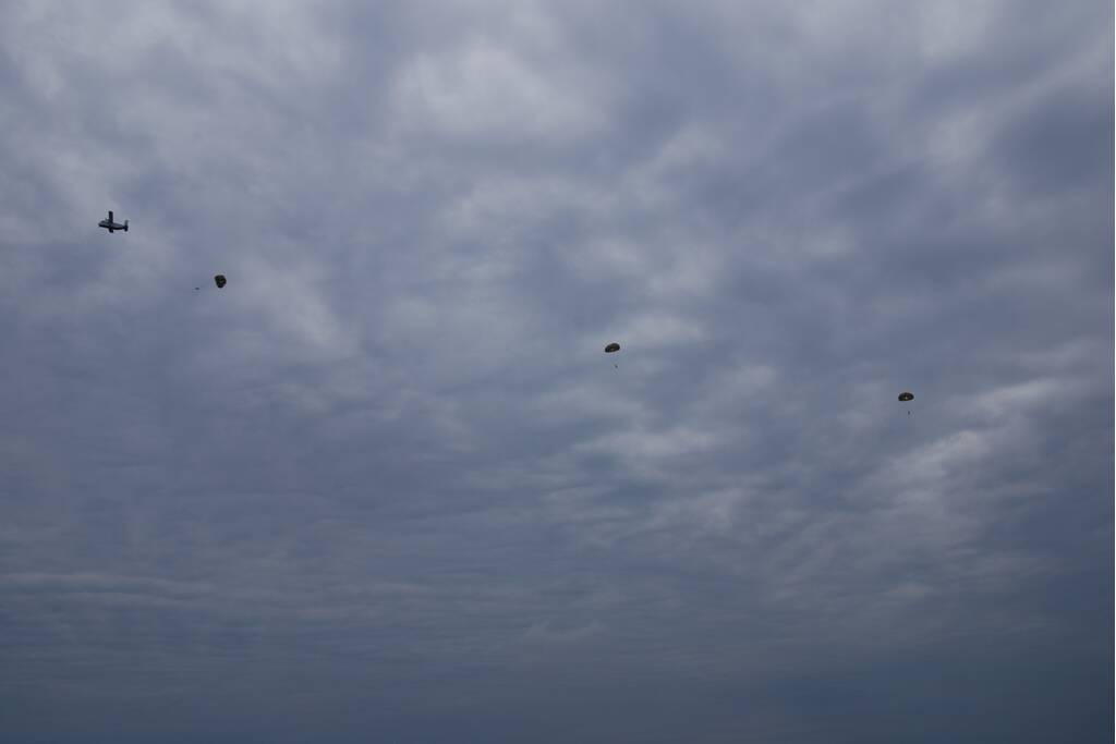 Defensie oefent met parachutisten op Ginkelse Heide