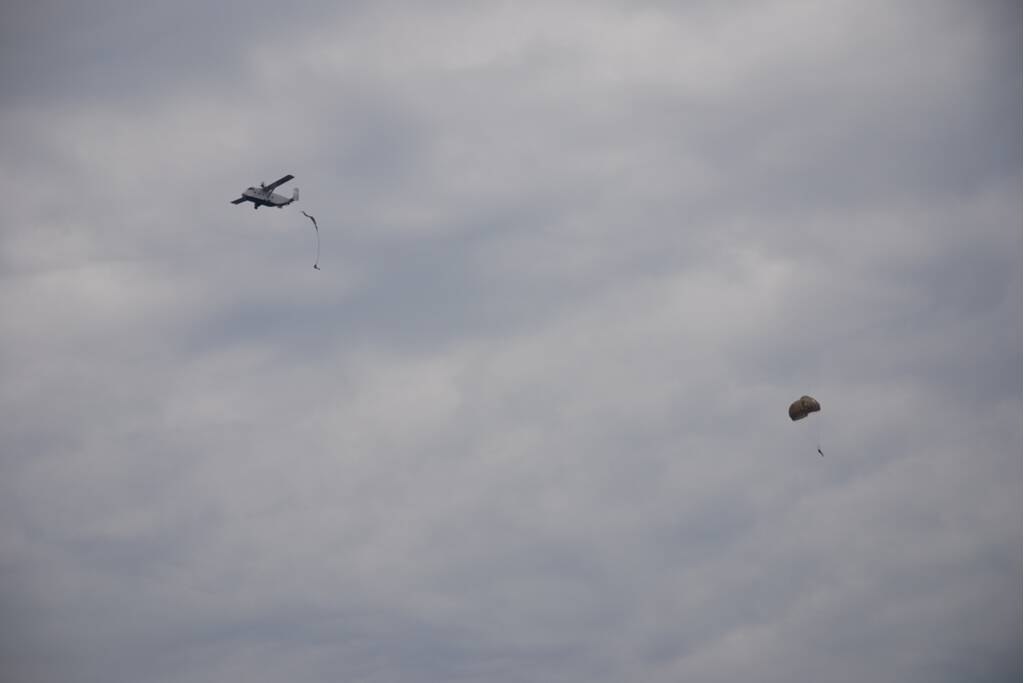 Defensie oefent met parachutisten op Ginkelse Heide