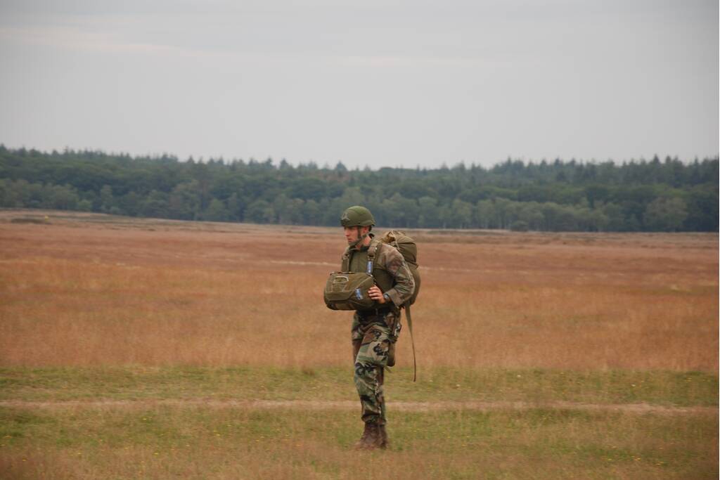 Defensie oefent met parachutisten op Ginkelse Heide