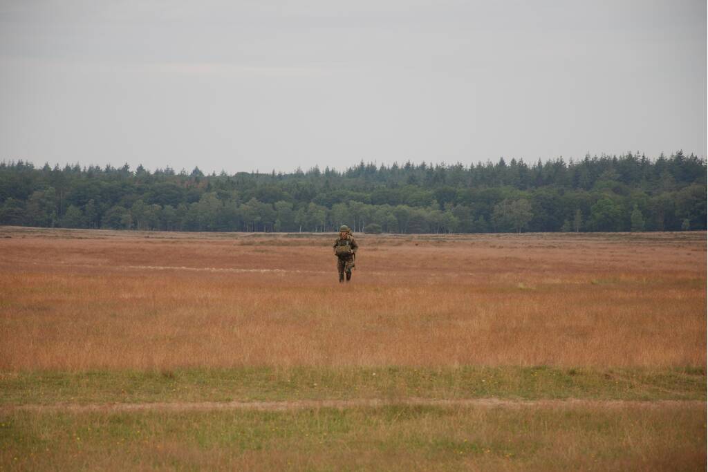 Defensie oefent met parachutisten op Ginkelse Heide