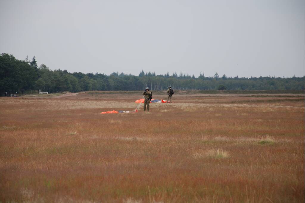 Defensie oefent met parachutisten op Ginkelse Heide