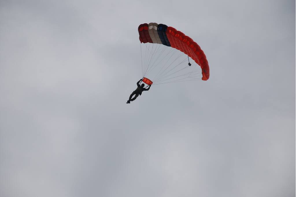 Defensie oefent met parachutisten op Ginkelse Heide
