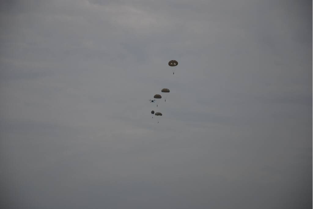 Defensie oefent met parachutisten op Ginkelse Heide