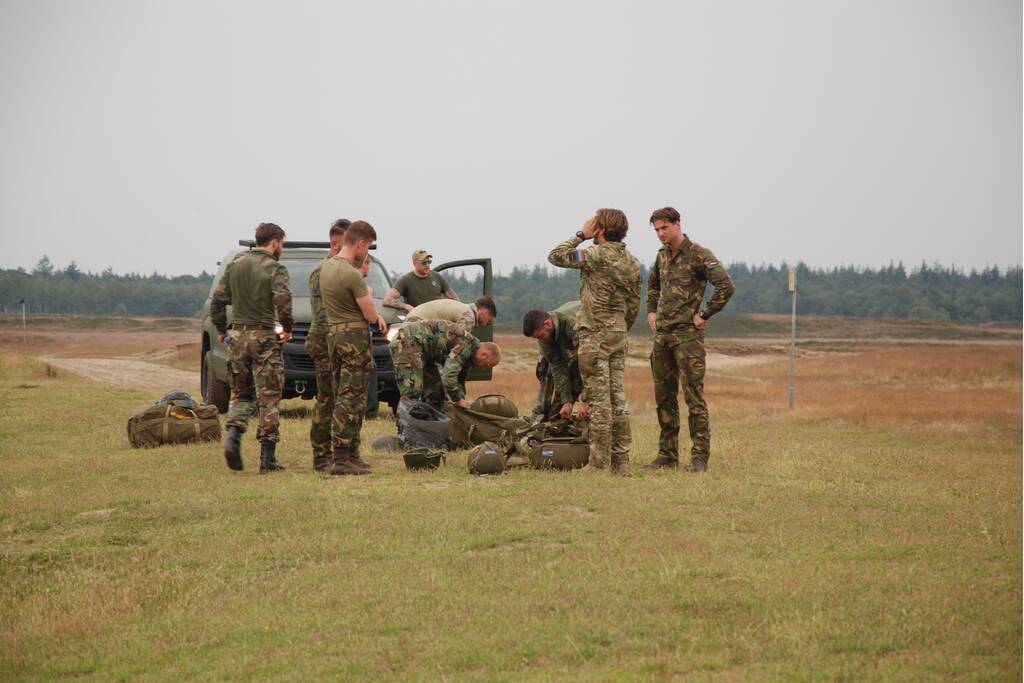 Defensie oefent met parachutisten op Ginkelse Heide