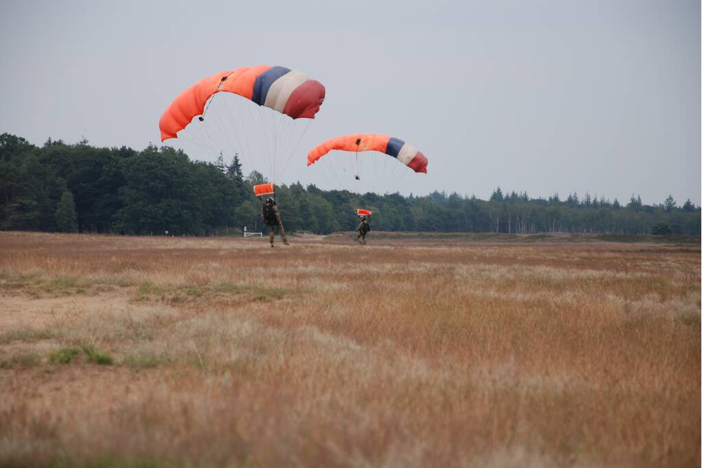 Defensie oefent met parachutisten op Ginkelse Heide