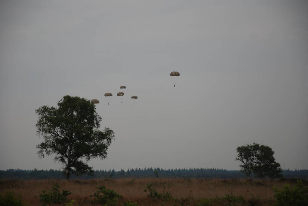 Defensie oefent met parachutisten op Ginkelse Heide