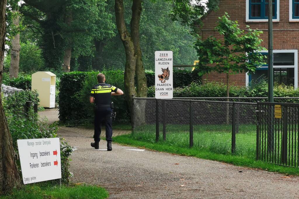 Dode gevonden op terrein van manage, politie doet onderzoek