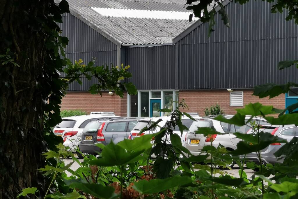 Dode gevonden op terrein van manage, politie doet onderzoek