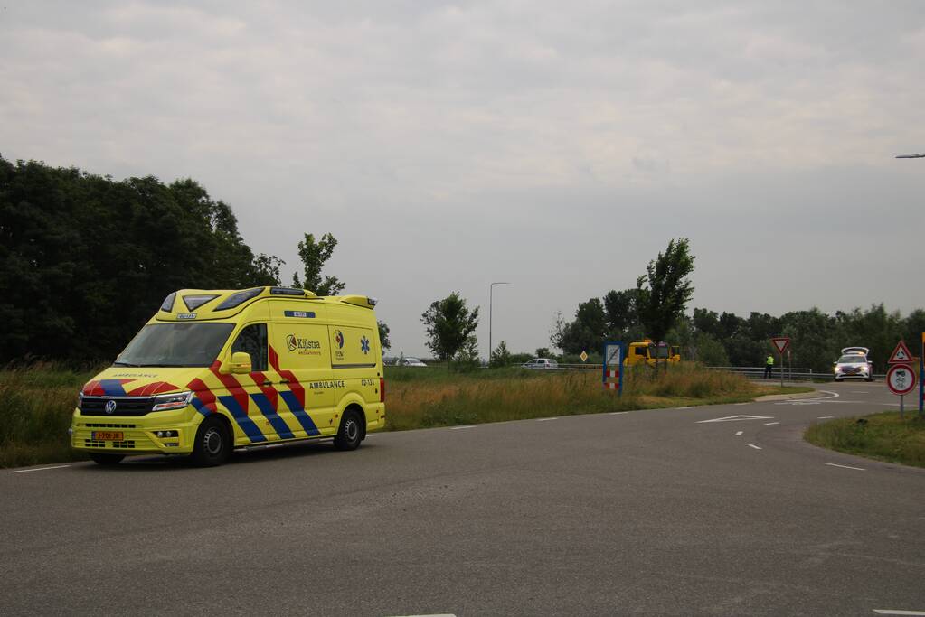 Auto belandt in vangrail