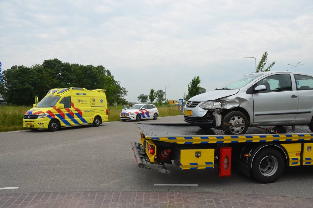 Auto belandt in vangrail