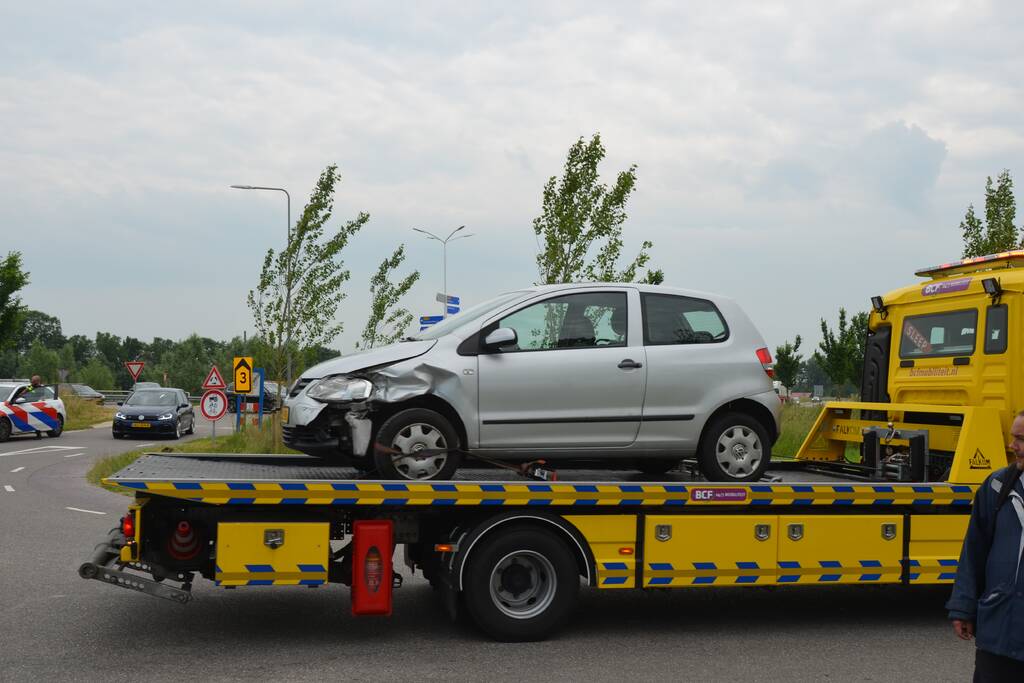 Auto belandt in vangrail