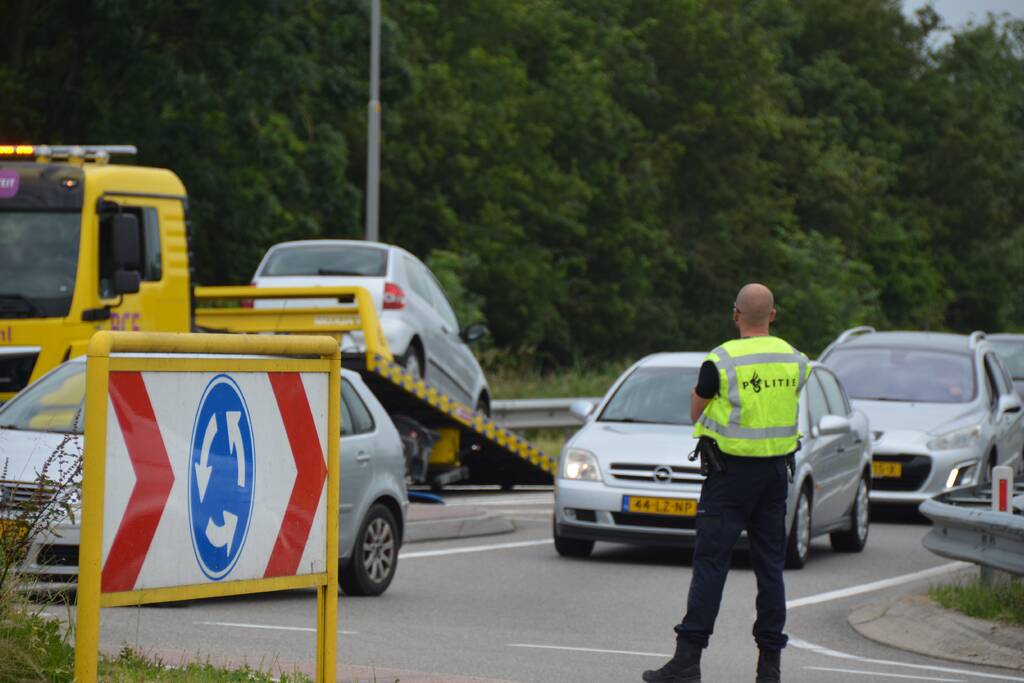 Auto belandt in vangrail