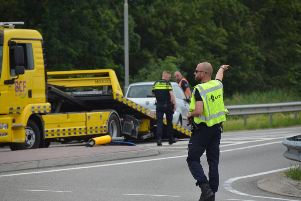 Auto belandt in vangrail