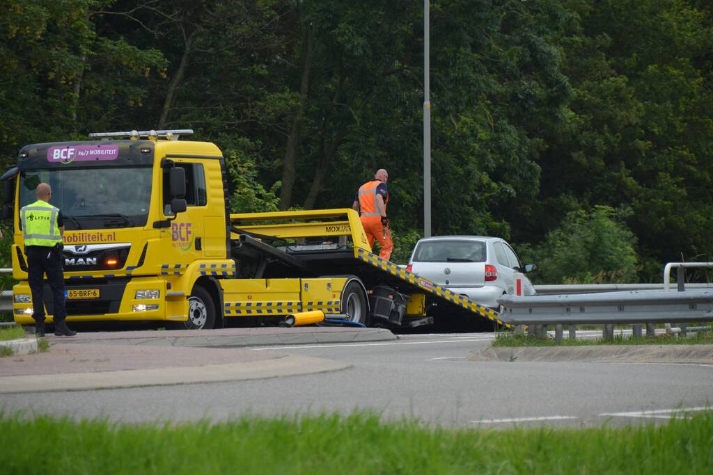 Auto belandt in vangrail