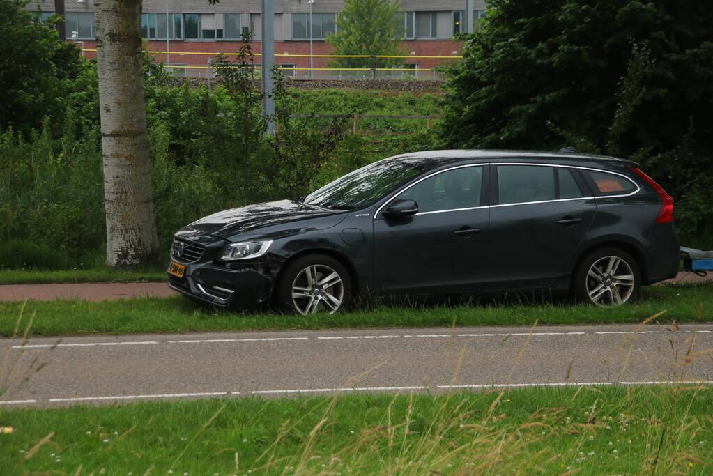 Motorfiets en auto botsen tegen elkaar
