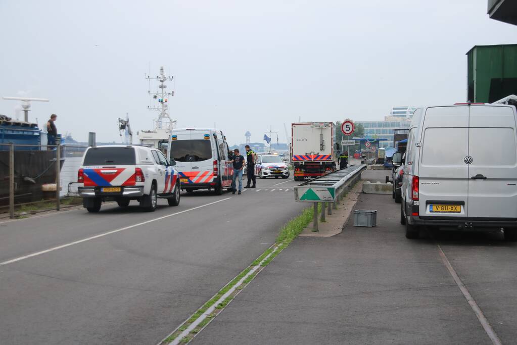 Politie haalt lichaam uit water Westelijk Havengebied