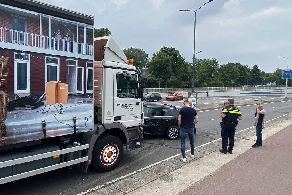 Vrachtwagen botst op auto tijdens voorsorteren