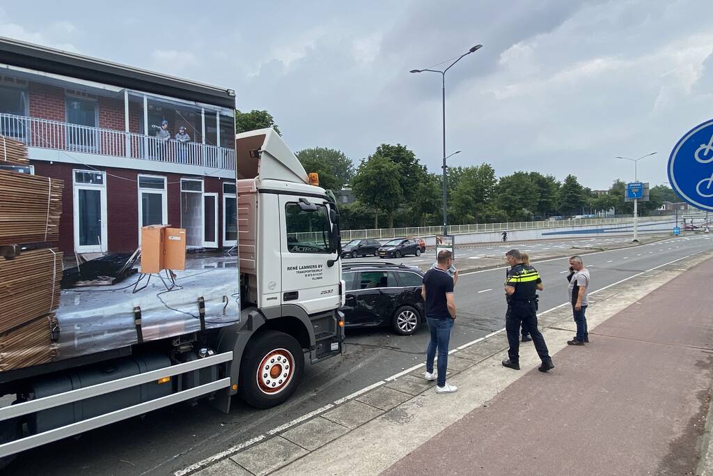 Vrachtwagen botst op auto tijdens voorsorteren