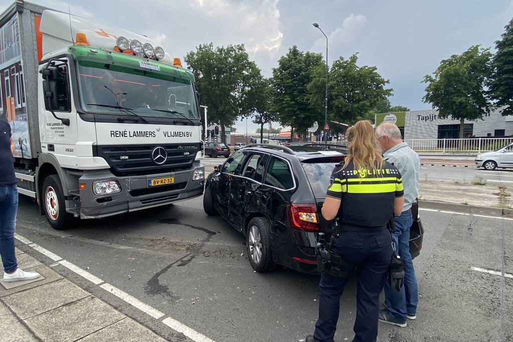 Vrachtwagen botst op auto tijdens voorsorteren