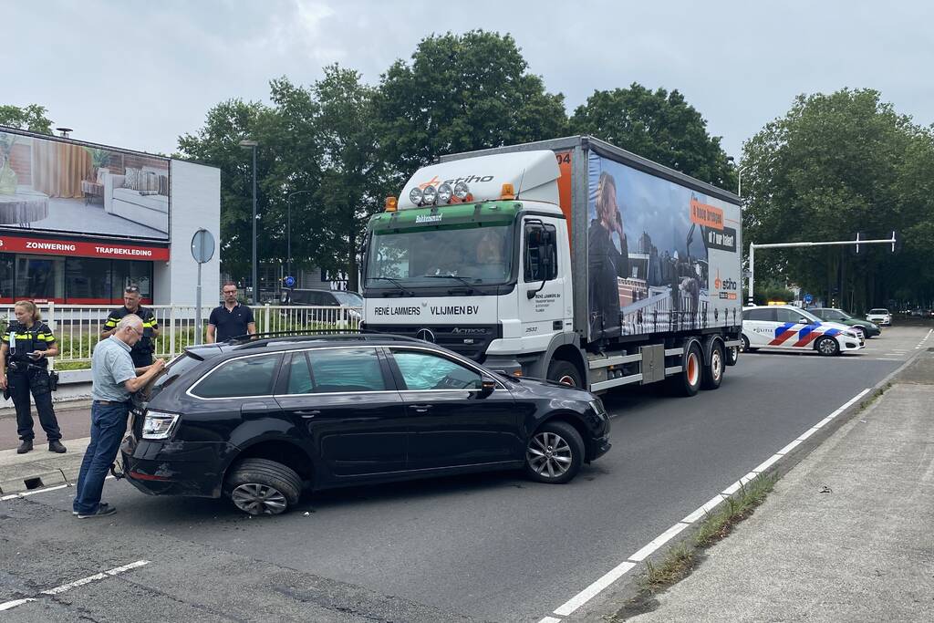Vrachtwagen botst op auto tijdens voorsorteren