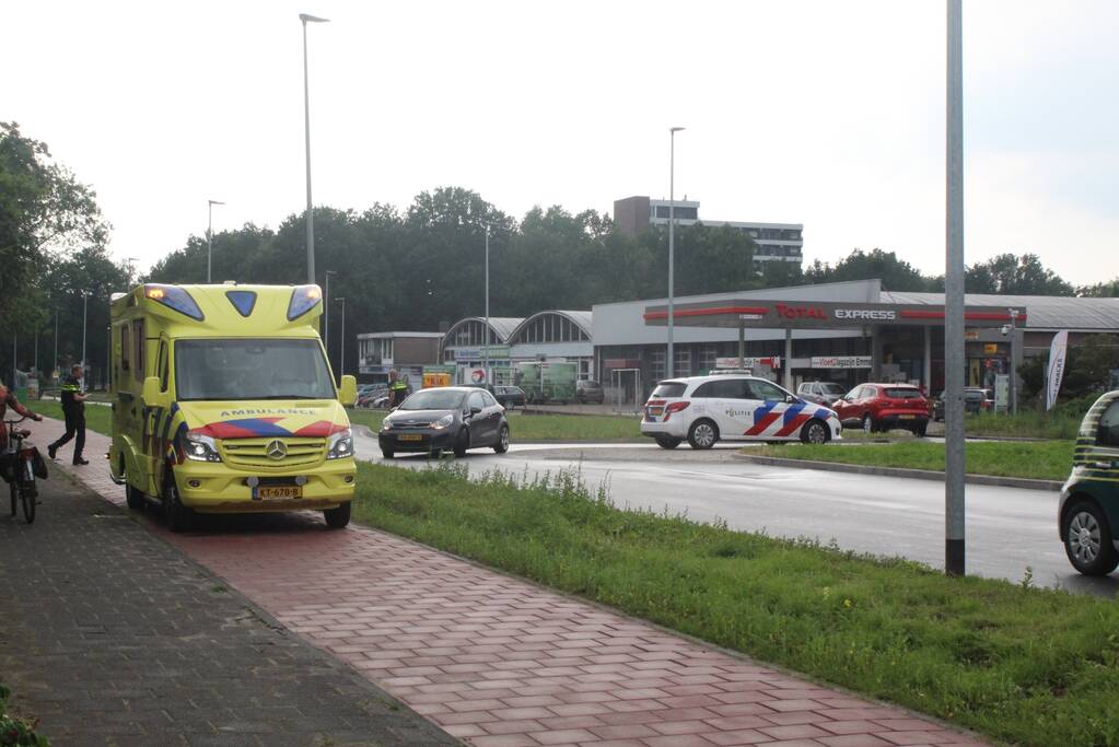 Twee bezorgscooters botsen op elkaar