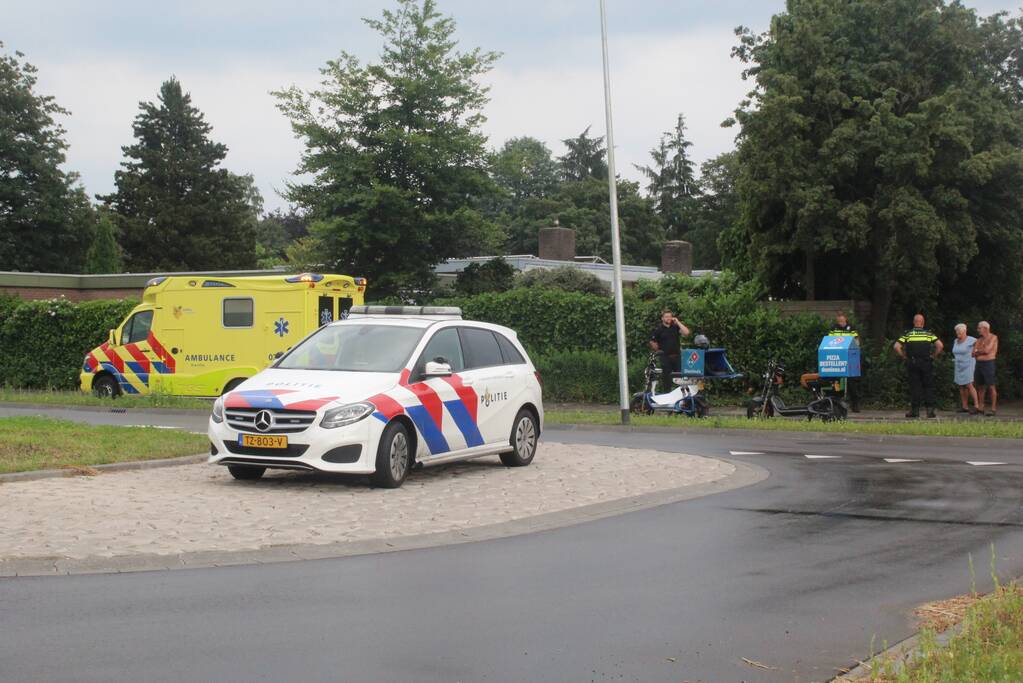 Twee bezorgscooters botsen op elkaar