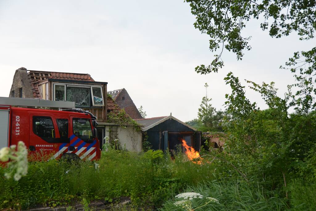Brandweer blust hevige buitenbrand