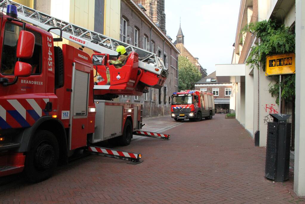 Brandweer doet onderzoek naar mogelijke brand op dak Museum W