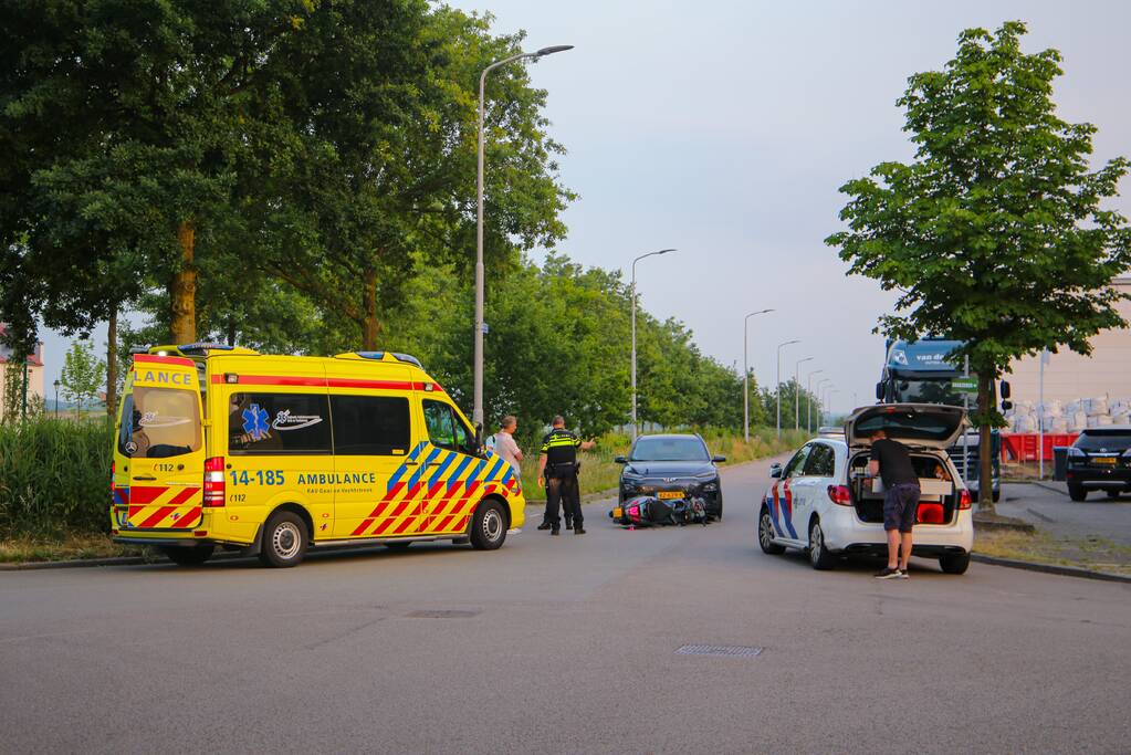 Auto botst op brommerrijder op bedrijventerrein Zuidpolder