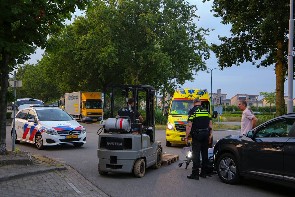 Auto botst op brommerrijder op bedrijventerrein Zuidpolder
