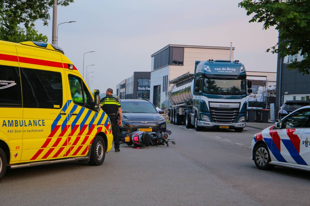 Auto botst op brommerrijder op bedrijventerrein Zuidpolder