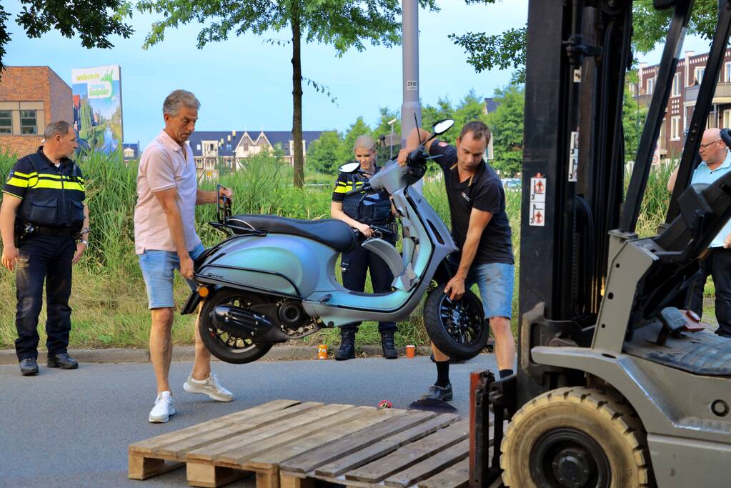 Auto botst op brommerrijder op bedrijventerrein Zuidpolder