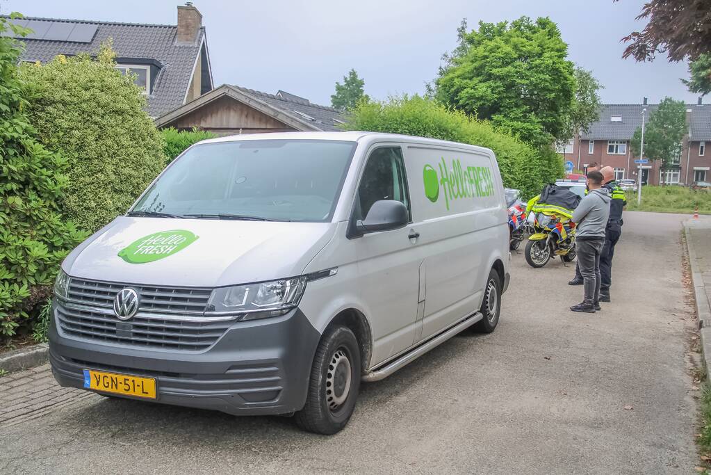 Meisje op fiets raakt gewond bij aanrijding met bestelbus