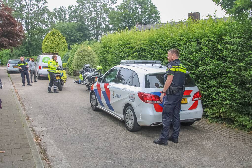 Meisje op fiets raakt gewond bij aanrijding met bestelbus