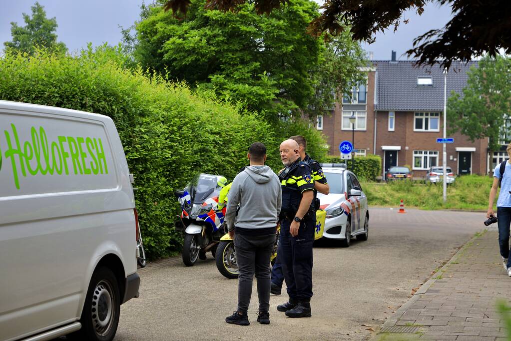 Meisje op fiets raakt gewond bij aanrijding met bestelbus