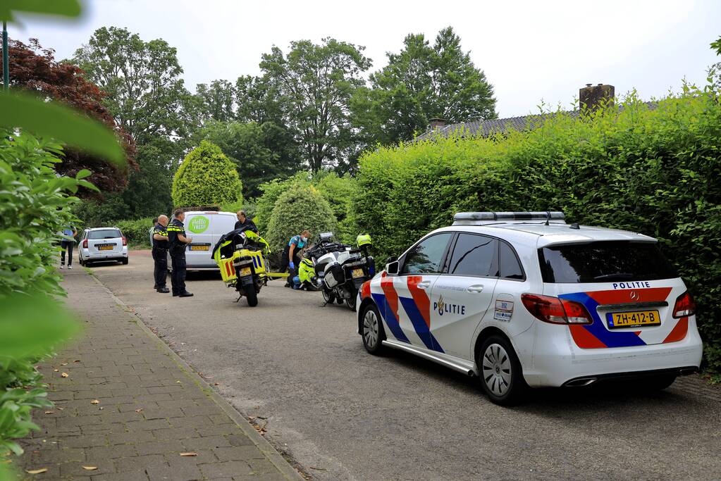 Meisje op fiets raakt gewond bij aanrijding met bestelbus