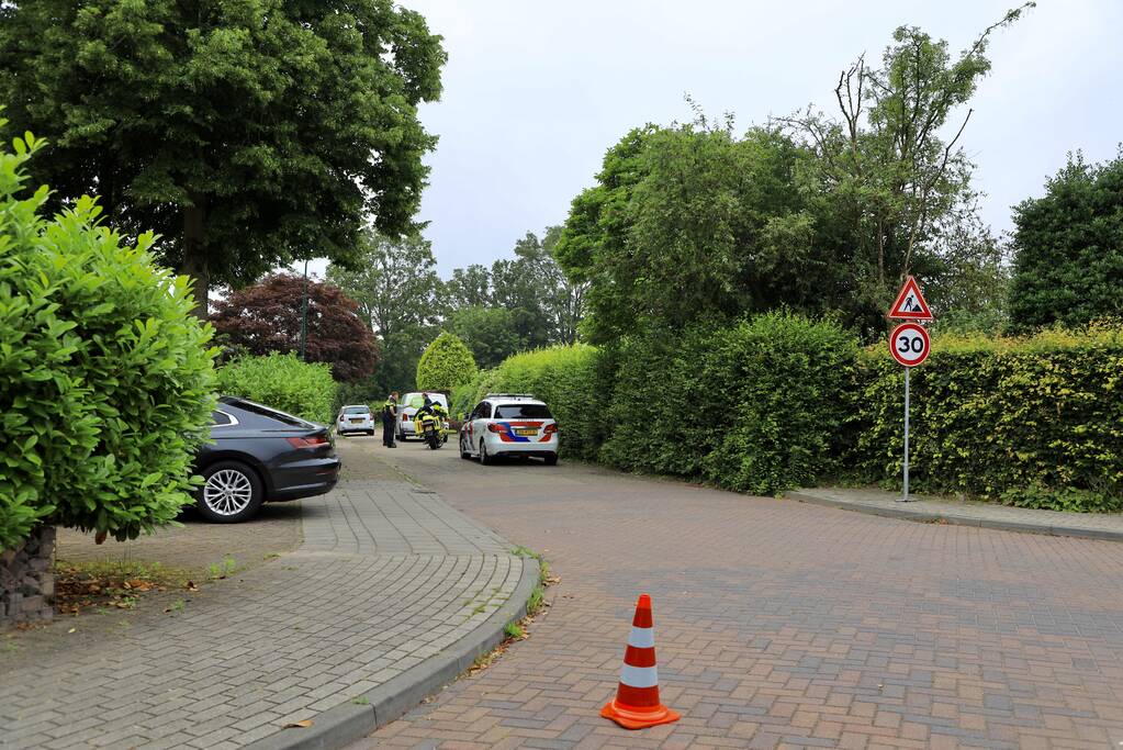 Meisje op fiets raakt gewond bij aanrijding met bestelbus