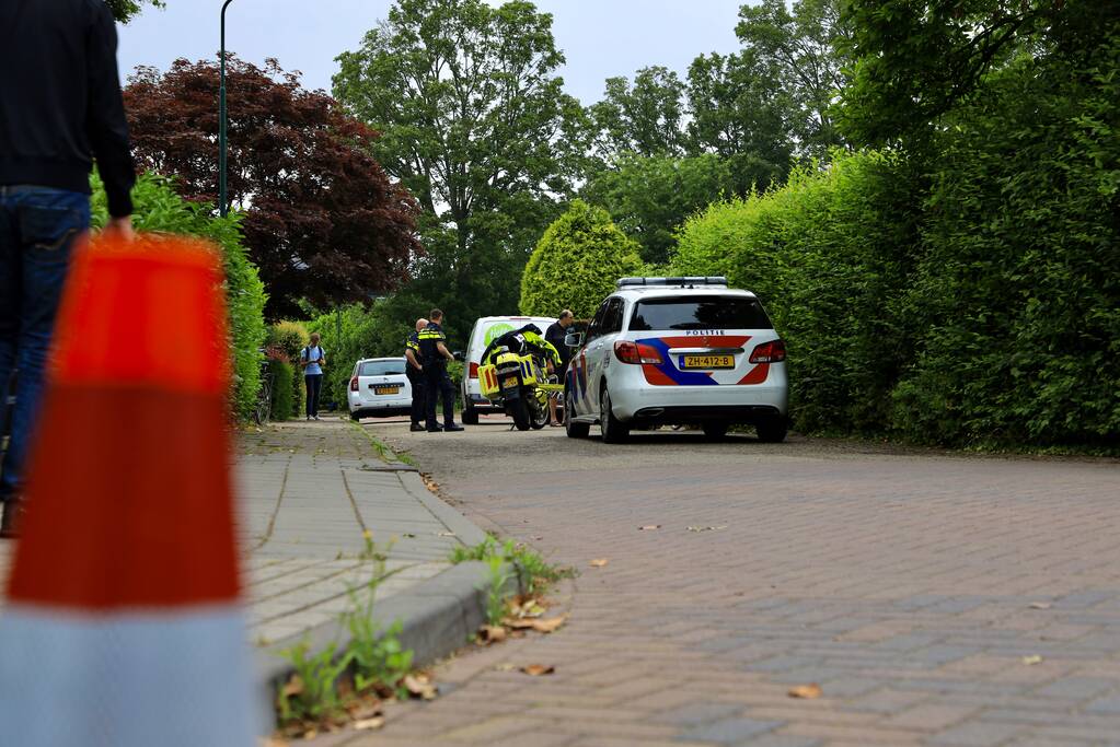 Meisje op fiets raakt gewond bij aanrijding met bestelbus