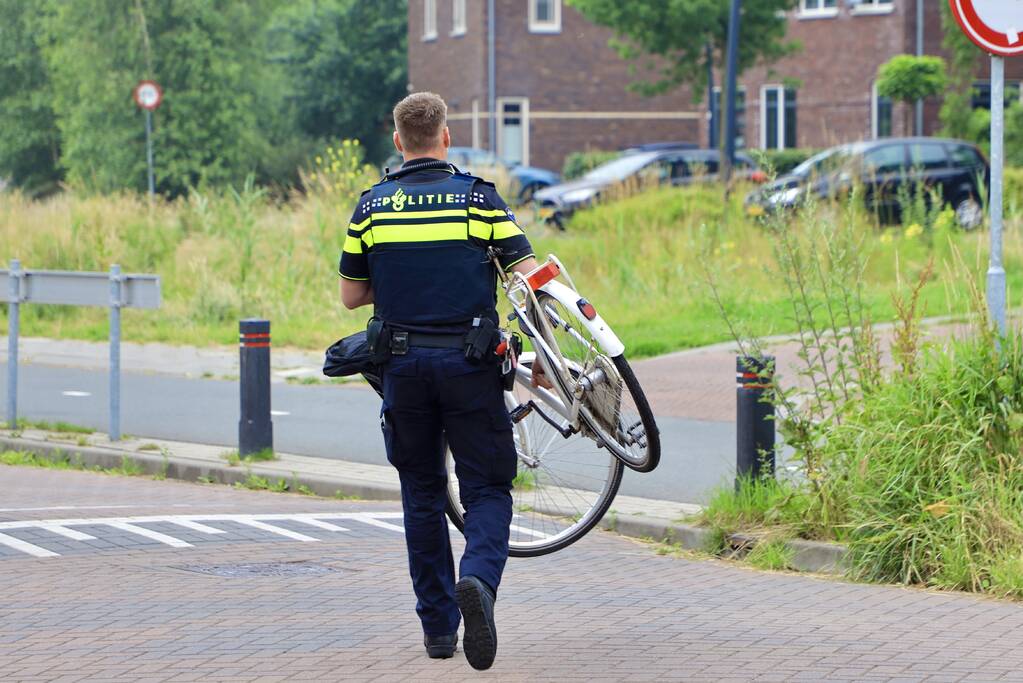 Meisje op fiets raakt gewond bij aanrijding met bestelbus