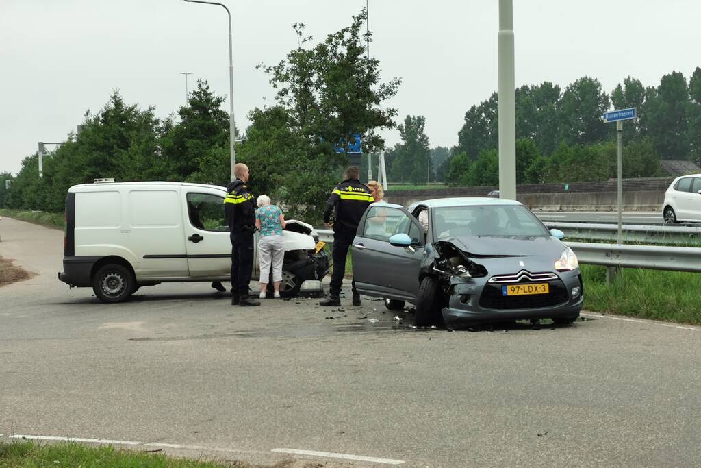 Personenwagen en bestelbus botsen op kruising