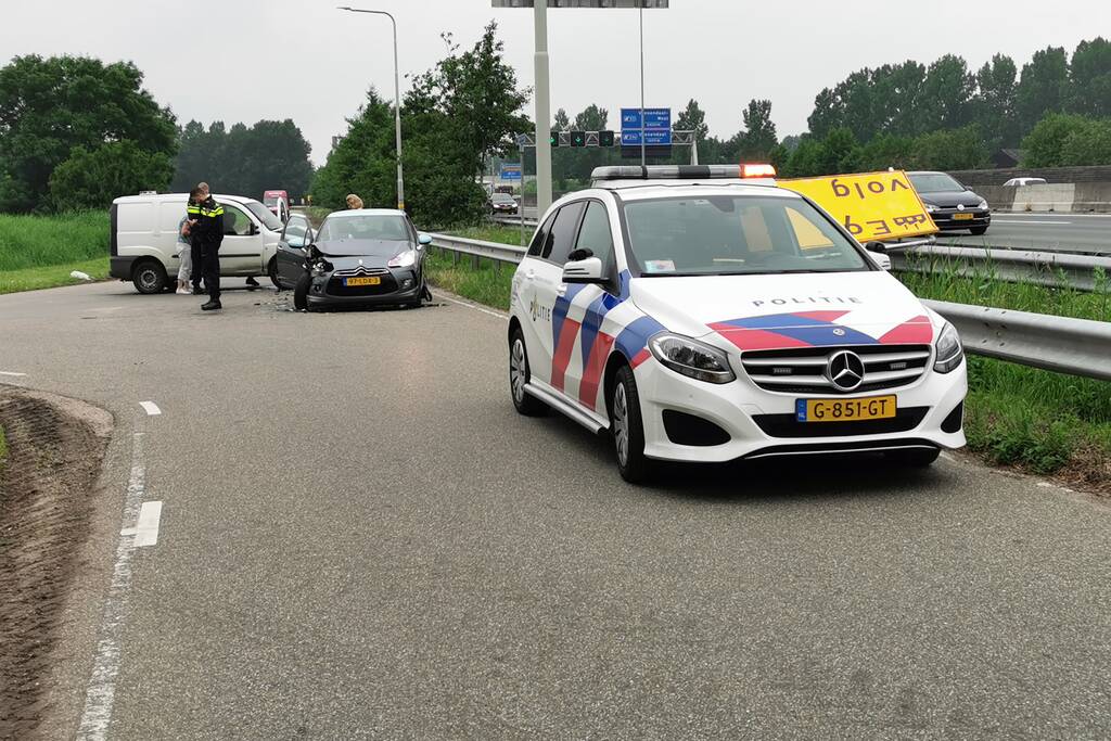 Personenwagen en bestelbus botsen op kruising