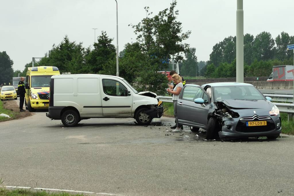 Personenwagen en bestelbus botsen op kruising