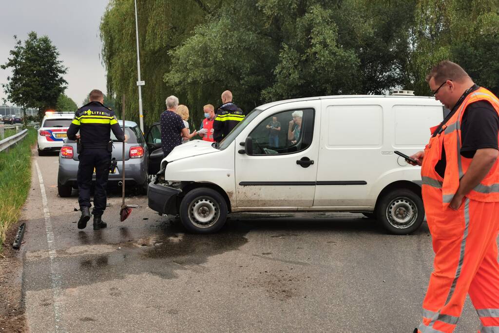 Personenwagen en bestelbus botsen op kruising