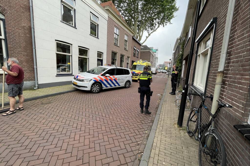 Wielrenner botst achterop auto