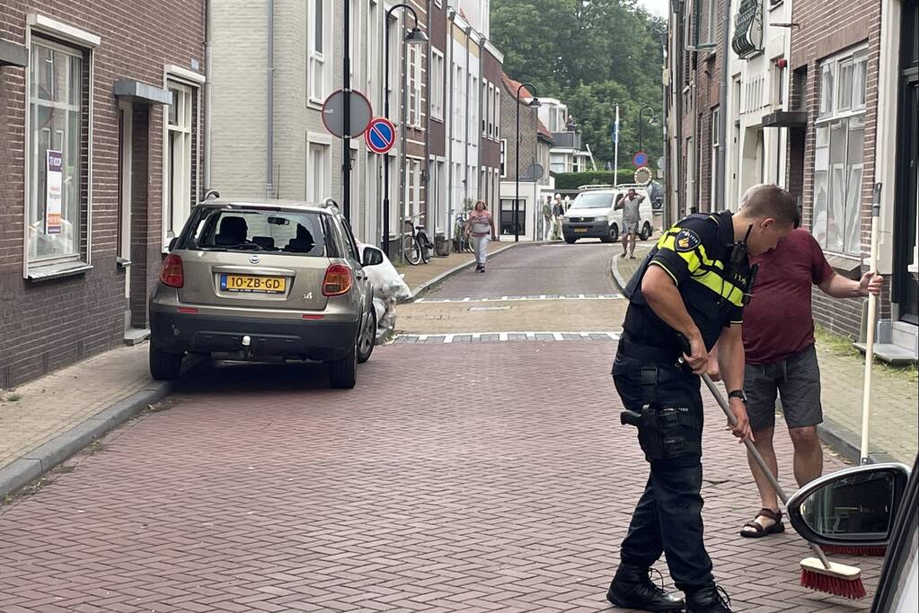 Wielrenner botst achterop auto