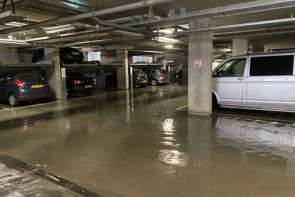 Enorme schade bij waterlekkage in parkeergarage